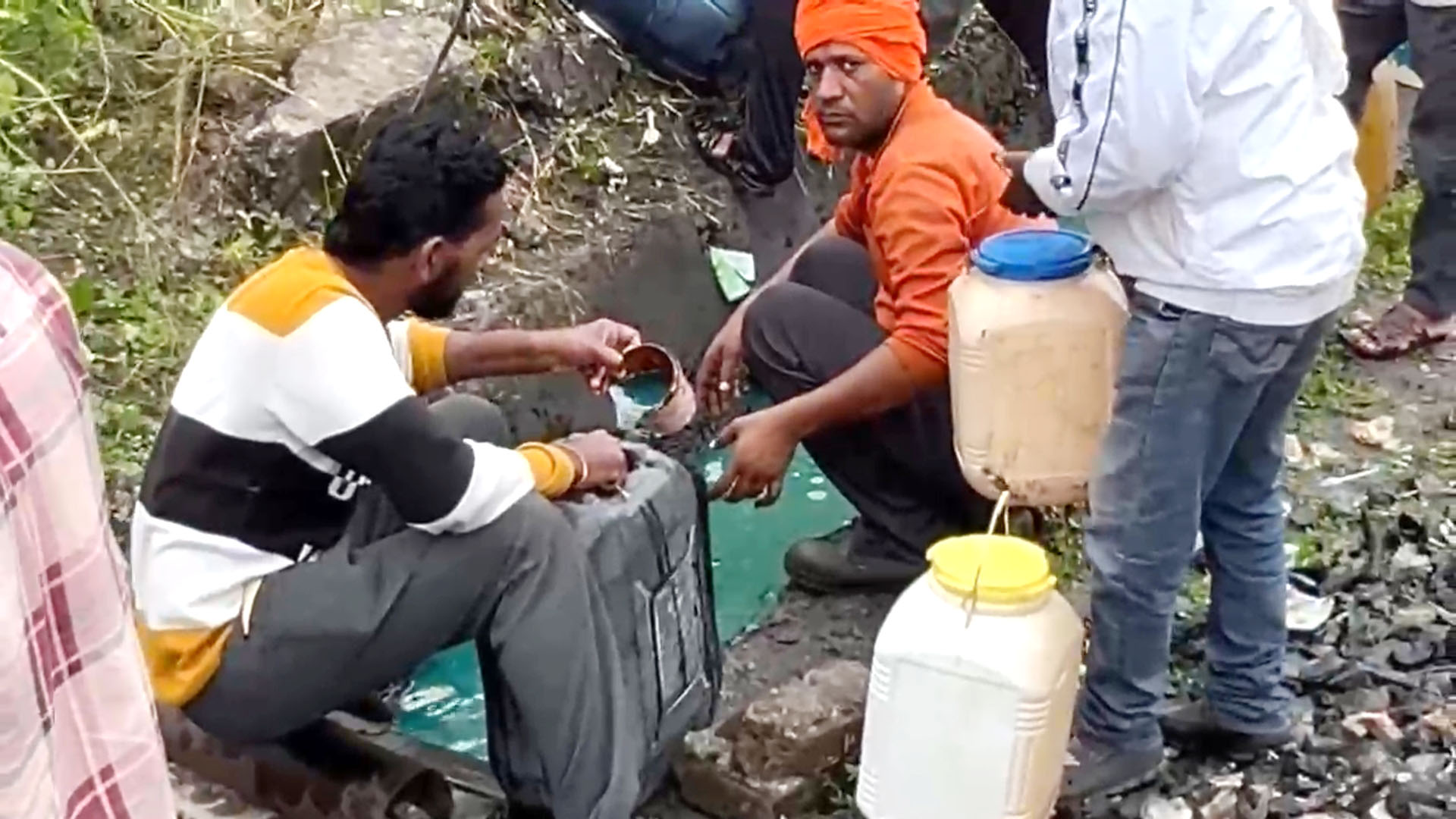 Local residents looting diesel after Ratlam Upyard goods train overturned