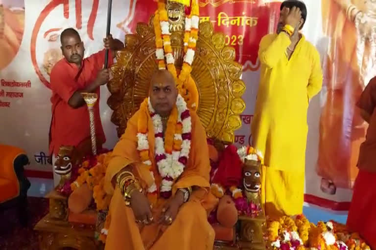 viral Kumbh 2025 Baba with Golden Throne: कुंभ 2025 सोने का सिंहासन वाले बाबा