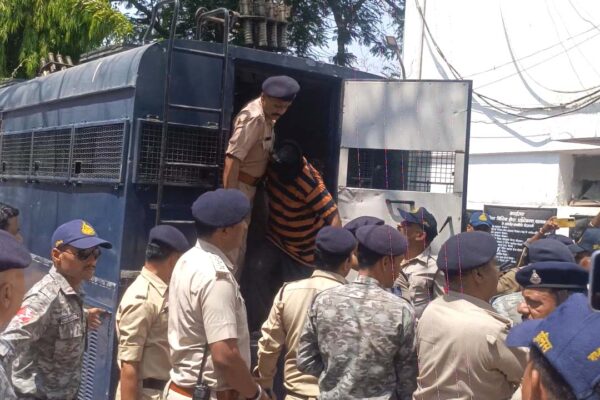 आज तडके फिरोज को पुलिस की चाक चोबंद सुरक्षा के बीच कोर्ट में पेश किया