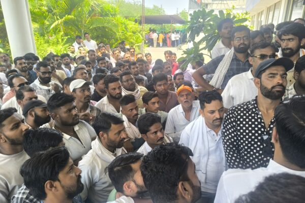 सुनिल गुर्जर पर दर्ज हुए प्रकरण के खिलाफ एसपी आफिस ज्ञापन देने पहुंचे लोग।
