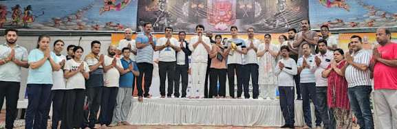 Yoga Amrit Mahotsav में नगरवासी देगें सामूहिक आहूति