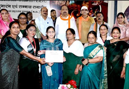 Minister Shri Kashyap inaugurated Aakansha Haat by cutting the ribbon