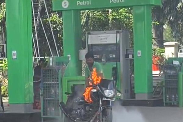 While filling petrol at Reliance petrol pump in the heart of Ratlam city, a motorcycle suddenly caught fire and turned into a ball of fire.