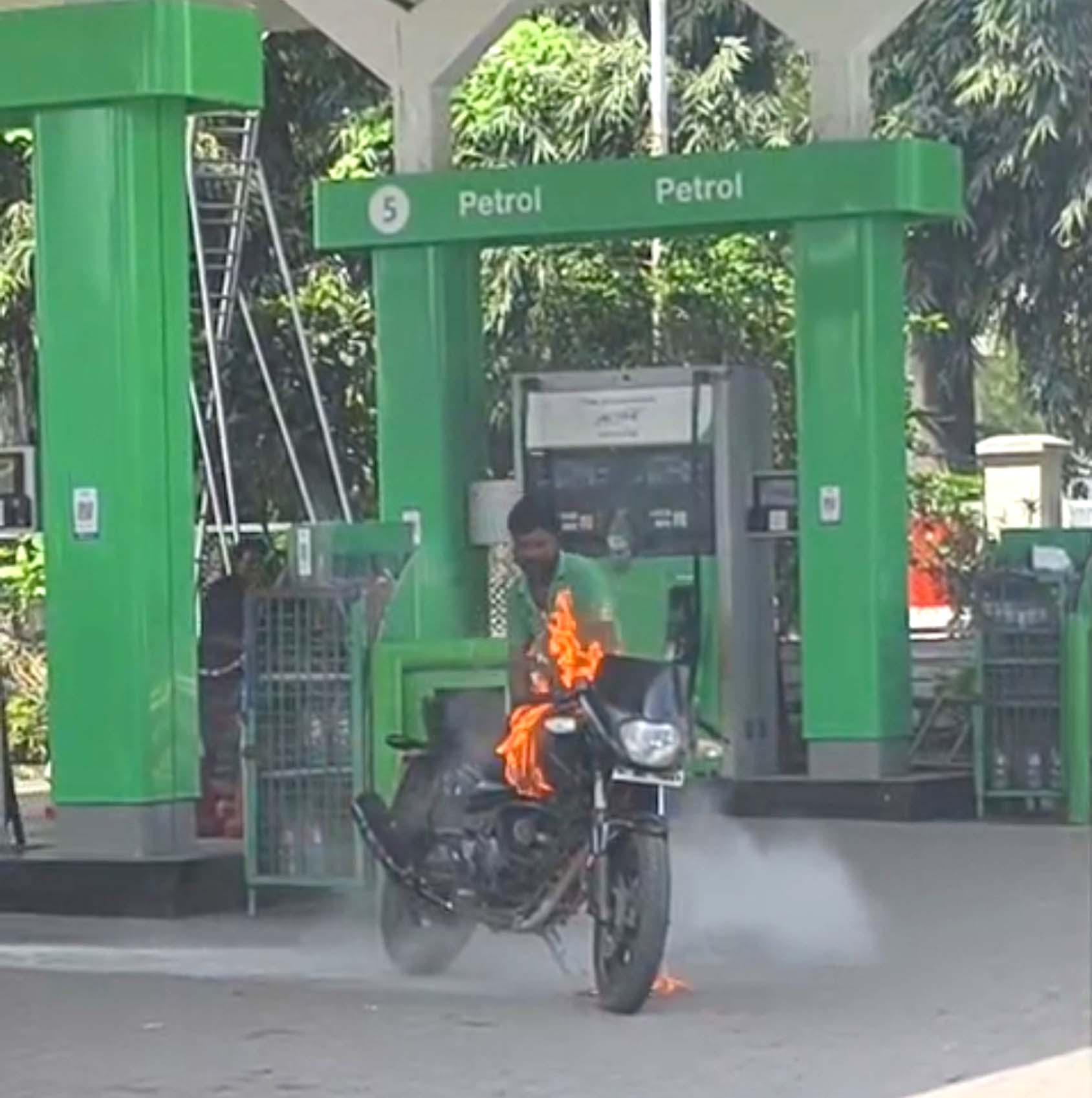 While filling petrol at Reliance petrol pump in the heart of Ratlam city, a motorcycle suddenly caught fire and turned into a ball of fire.