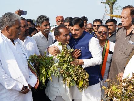 मुख्यमंत्री डॉ. यादव ने गले लगाया फसलों का जायजा लिया
