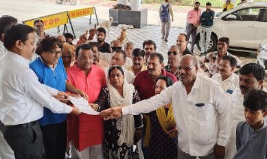 A memorandum was submitted to the Divisional Commissioner, Ujjain Division, regarding corruption in the Ratlam Ravana Dahan.