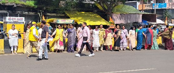 Message given to follow traffic rules by forming a human chain