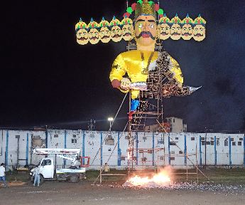 Ravana Dahan in Ratlam fell prey to corruption. मैं रावण नहीं भ्रष्टाचार हू मुझे नहीं अपने अंदर के भ्रष्टाचार को जलाओ ३मर्तबा जलाया रतलाम के रावण को