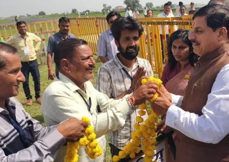 Ratlam Chief Minister Dr Yadav was welcomed at Banjali airstrip