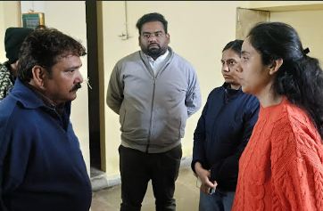 कंपकंपाती ठंड में अलाव सहारा