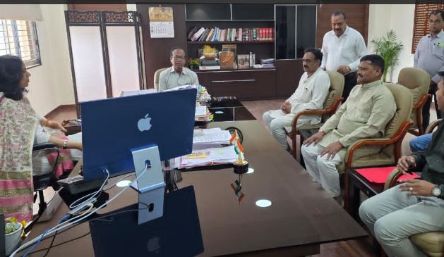 रतलाम जिला केमिस्ट एंड ड्रगिस्ट एसोसिएशन का प्रतिनिधि मंडल शुक्रवार को रतलाम जिलाधीश महोदया से मिला